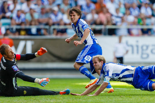 IFK Göteborgs Lasse Vibe gör 1-0 bakom Mjällbys målvakt
