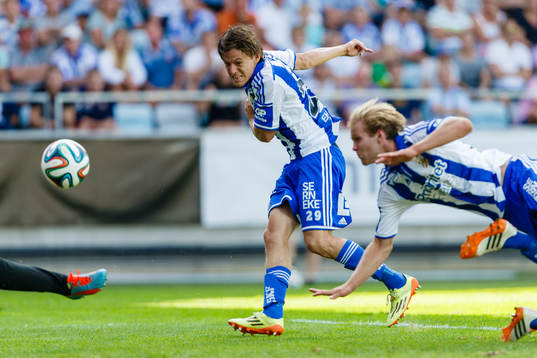 IFK Göteborgs Lasse Vibe gör 1-0 bakom Mjällbys målvakt