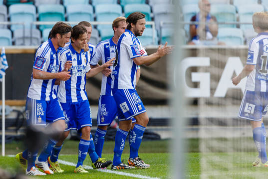 IFK Göteborgs Lasse Vibe jublar och gratuleras av