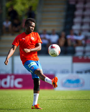 Helsingborgs David Accam värmer upp