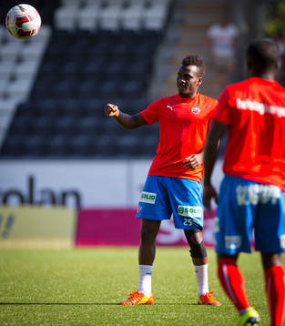 Helsingborgs David Accam värmer upp