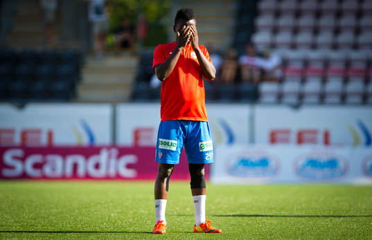 Helsingborgs David Accam värmer upp