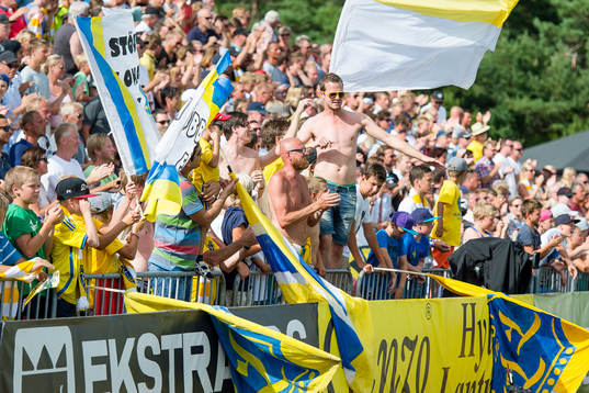 Falkenbergs supporters jublar