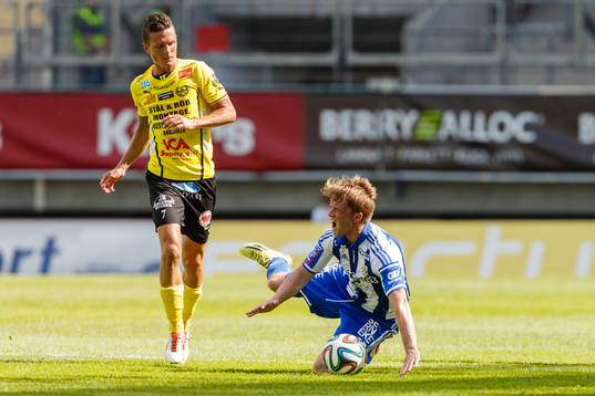 Mjällbys Kristian Haynes och IFK Göteborgs Sam Larsson