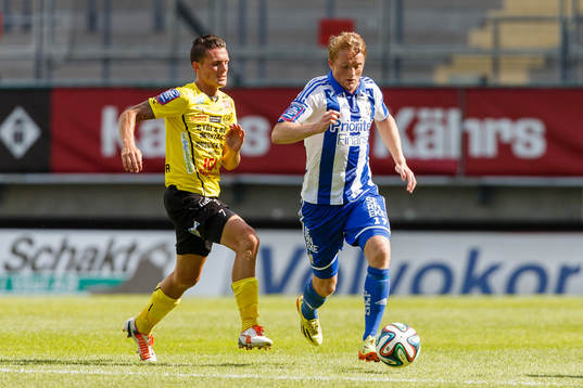 Mjällbys Kristian Haynes och IFK Göteborgs Sam Larsson