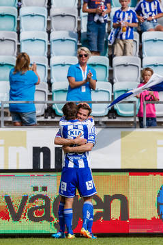 IFK Göteborgs Emil Salomonsson jublar och gratulerar Lasse