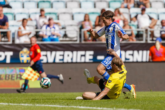 IFK Göteborgs Lasse Vibe tar sig förbi Mjällbys Danny