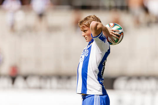 IFK Göteborgs Sam Larsson kastar inkast