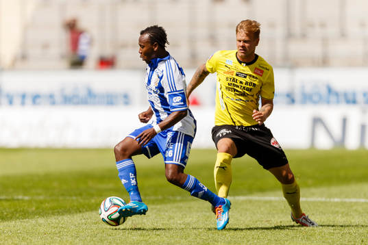 IFK Göteborgs May Mahlangu tar sig förbi Mjällbys David