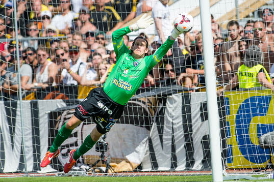 Falkenbergs målvakt Otto Martler räddar en frispark