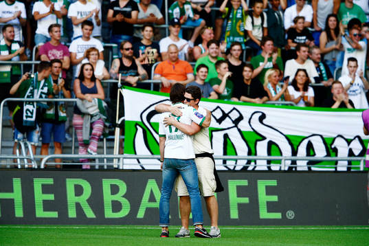En supporter tar sig in på planen och kramar om Hammarbys