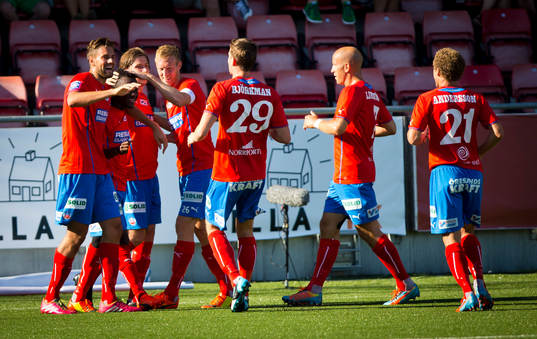 Helsingborgs David Accam gör 1-0 och jublar