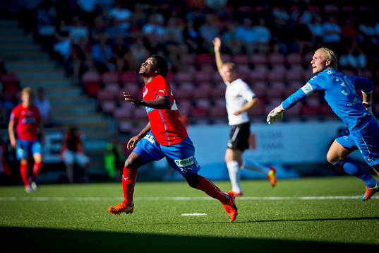 Helsingborgs David Accam gör 1-0 och jublar