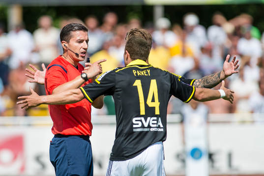 s Kenny Pavey blir frustrerad över domare Bojan Pandzic