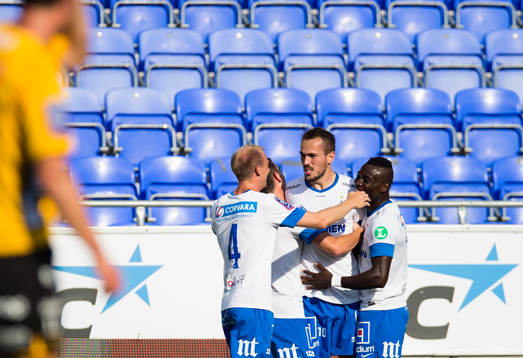 Norrköpings Emir Kujovic gör 2-0 och gratuleras av