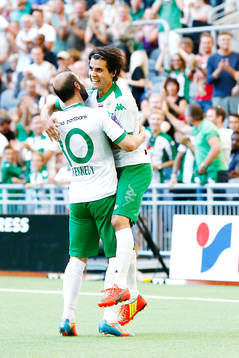 Hammarbys Lars Fuhre jublar och gratuleras av Kennedy
