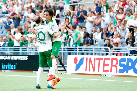 Hammarbys Lars Fuhre jublar och gratuleras av Kennedy
