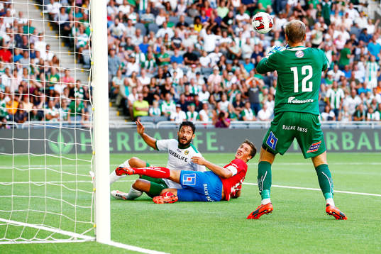 Östers målvakt Alexander Nadj får kontroll över bollen