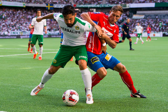 Hammarbys Pablo Pinones-Arce i kamp om bollen med Östers