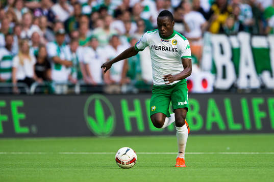 Hammarbys Amadaiya Rennie med bollen