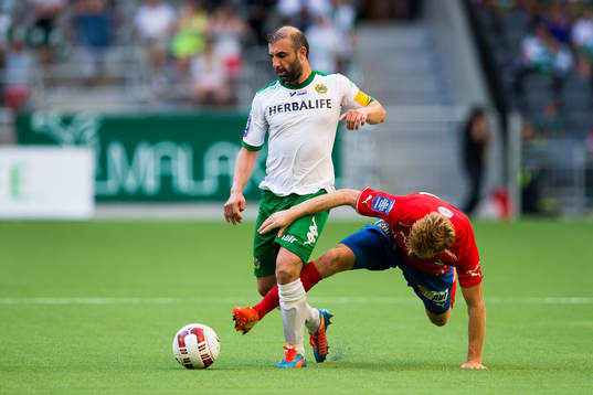 Hammarbys Kennedy Bakircioglu i kamp om bollen med Östers