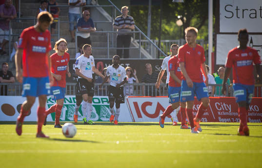 Örebros Marcus Pode gör 1-1 och jublar medans