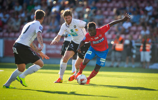 Helsingborgs David Accam mot Örebros Magnus Wikström