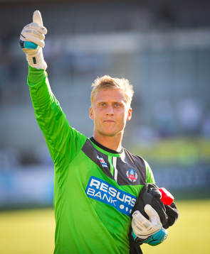 Helsingborgs målvakt Pär Hansson tackar fansen