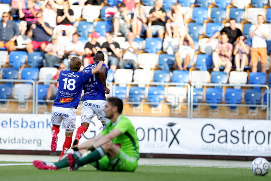 Åtvidabergs Ricardo Santos och Joel Rajalakso jublar medan