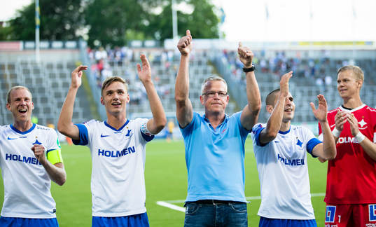Norrköpings spelare samt tränare Jan Andersson tackar