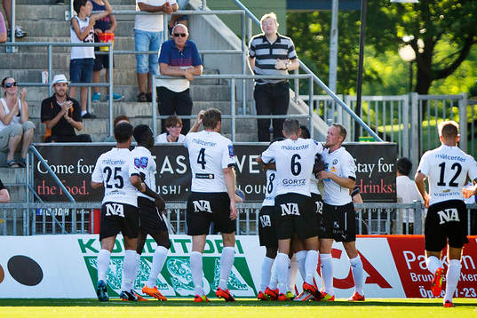 Örebros Marcus Pode gör 1-1 och jublar medans