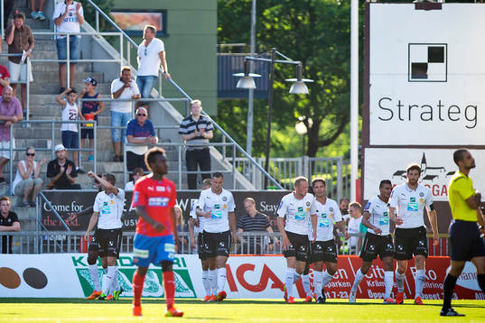 Örebros Marcus Pode gör 1-1 och jublar medans