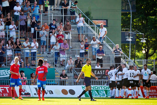 Örebros Marcus Pode gör 1-1 och jublar medans