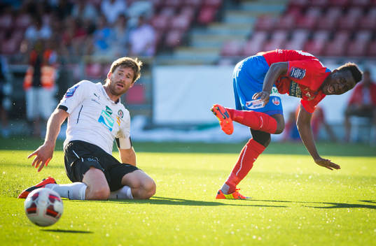 Örebros Magnus Wikström och Helsingborgs David Accam
