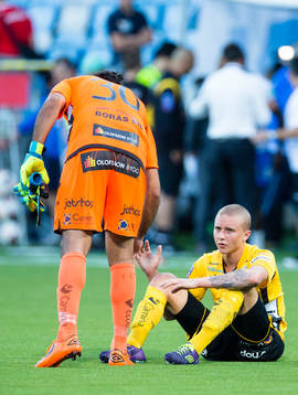 Elfsborgs Sebastian Holmén och målvakt Abbas Hassan (v)