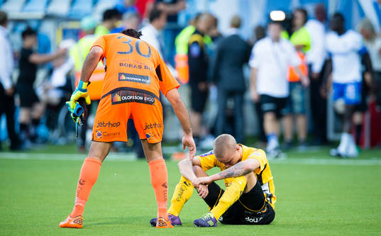 Elfsborgs Sebastian Holmén och målvakt Abbas Hassan (v)