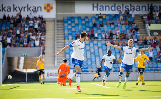 Norrköpings Emir Kujovic (v) gör 1-0 och firas närmast