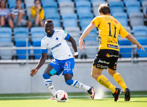 Norrköpings Alhaji Kamara med passet som ledde till 1-0