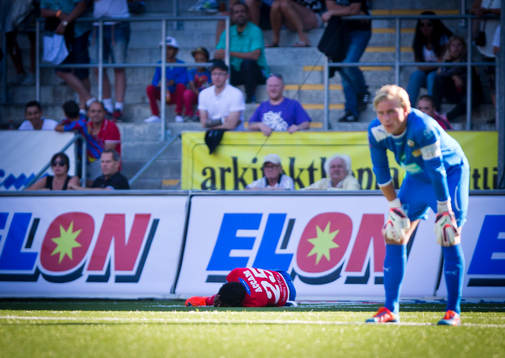 Helsingborgs David Accam blev liggandes på plan