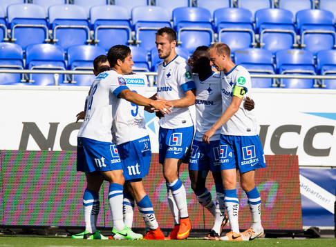 Norrköpings Emir Kujovic (m) gör 2-0 och gratuleras av