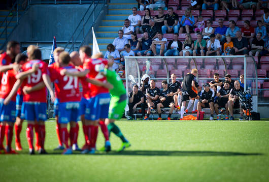 Helsingborgsbänken innan matchstart fotbollsmatchen i
