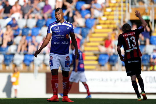 Åtvidabergs Ricardo Santos med Brommapojkarnas Tim