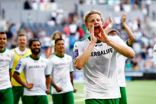 Hammarbys Lars Sætra sjunger med publiken