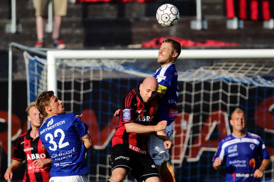 Åtvidabergs Daniel Hallingström i nickduell med