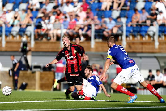Brommapojkarnas Martin Falkeborn faller och reagerar