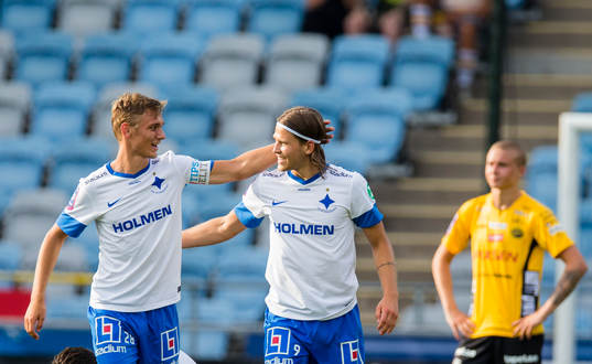 Norrköpings Arnor Ingvi Traustason gör 3-1 och gratuleras