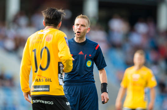 Elfsborgs Mikkel Beckmann diskuterar med domare Johan Hamlin