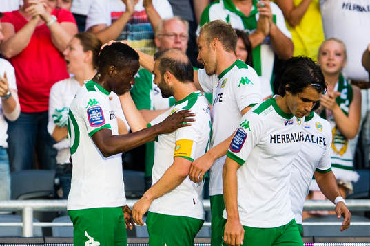 Hammarbys Amadaiya Rennie gratuleras av Hammarbys Kennedy