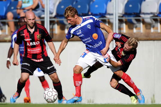 Åtvidabergs Martin Christensen blir fasthållen