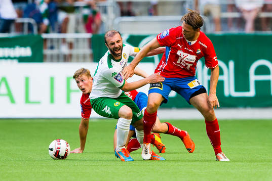 Hammarbys Kennedy Bakircioglu i kamp om bollen med Freddy